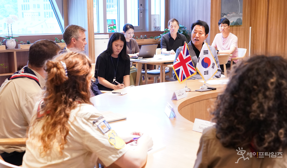 ▲ 오세훈 서울시장(오른쪽)이 2023 새만금 세계스카우트 잼버리에 참여한 영국 스카우트연맹 대표와 긴급 면담을 하고 있다. ⓒ 서울시