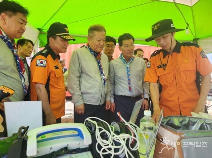 ▲ 이상민 행정안전부 장관이 전북 부안군 새만금 잼버리소방서를 찾아 안전대책에 관한 설명을 듣고 있다. ⓒ 소방청