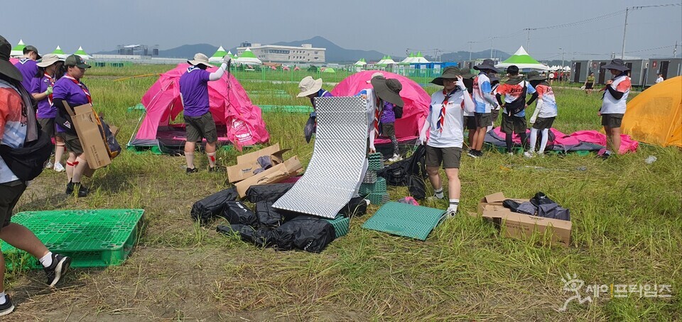 ▲ 새만금 잼버리대회 참가자들이 휴식에 필요한 텐트를 치고 있다. ⓒ 세이프타임즈 DB