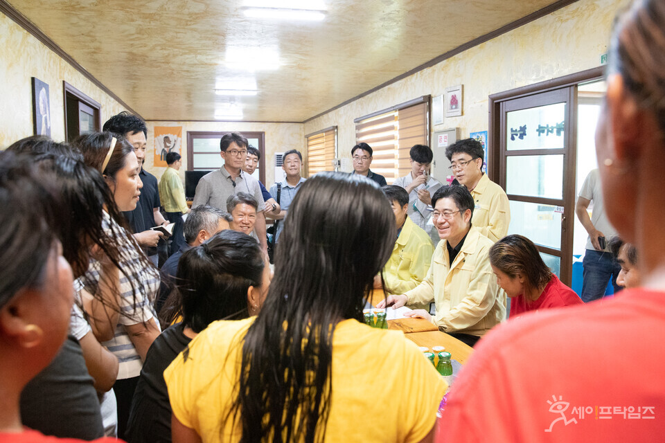 ▲ 오병권 경기 행정1부지사가 안성시 외국인 노동자 숙소 등을 방문해 폭염 대응 상황 등을 점검하고 있다. ⓒ 경기도