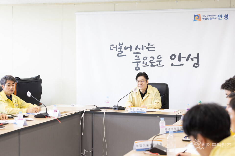 ▲ 오병권 경기 행정1부지사(가운데)가 안성시 폭염 대응 재난상황실을 찾아 폭염 대응 상황 등을 점검하고 관계자들을 격려하고 있다. ⓒ 경기도