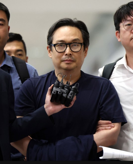 ▲ 유병언 전 세모그룹 회장의 차남 유혁기씨가 4일 인천지방검찰청으로 압송되고 있다. ⓒ 연합뉴스