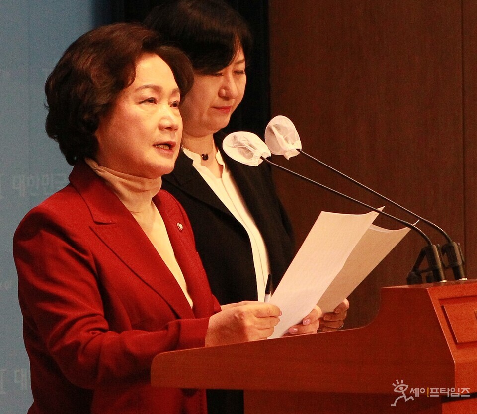 ▲ 조명희 국민의힘 의원이 7일 국회 소통관에서 노인과 교수를 폄하하는 발언을 한 김은경 더불어민주당 혁신위원장을 규탄하는 기자회견을 하고 있다. ⓒ 김주헌 기자