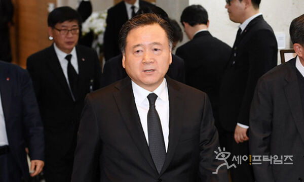 ▲ 허영인 SPC그룹 회장이 사고로 사망한 노동자의 빈소를 찾아 조문하고 있다. ⓒ SPC