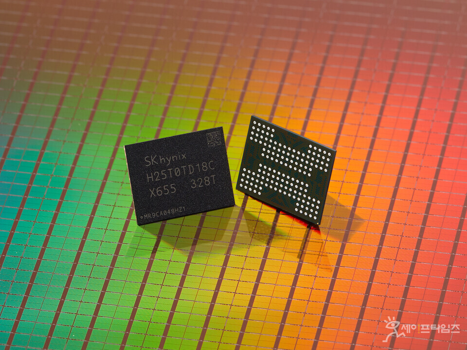 ▲SK하이닉스가 FMS 2023에서 공개한 세계 최고층 321단 4D 낸드 개발 샘플. ⓒ SK하이닉스
