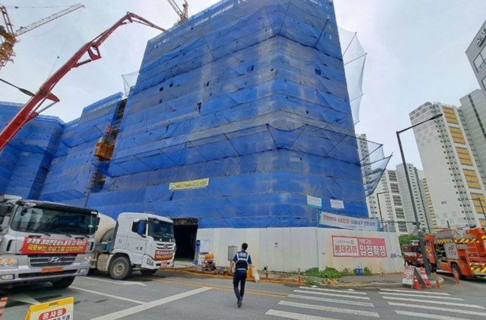 ▲ 경기 안성의 한 근린생활시설 신축 공사장에서 건물 바닥면이 무너지는 사고가 발생했다. ⓒ 경기소방재난본부