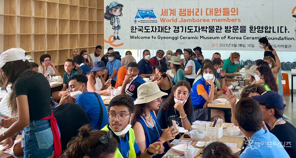 ▲ 경기도자박물관에서 튀니지 스카우트 대원들이 전통문양을 활용한 핸드페인팅 프로그램에 참여하고 있다. ⓒ 경기도