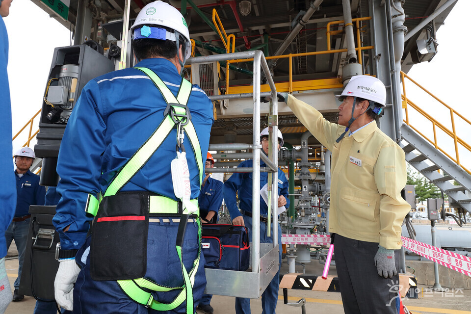 ▲ 김동섭 석유공사 사장(오른쪽)이 동해 비축기지 입출하시설을 점검하고 있다. ⓒ 석유공사
