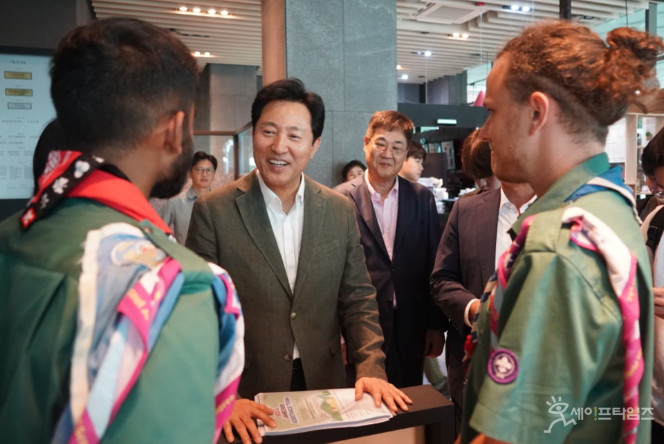 ▲ 오세훈 서울시장(가운데)이 성균관대 글로벌센터에 입소한 세계스카우트잼버리 참가 대원을 만나 지내는 동안 불편함 없이 지원할 것을 약속하고 있다. ⓒ 서울시
