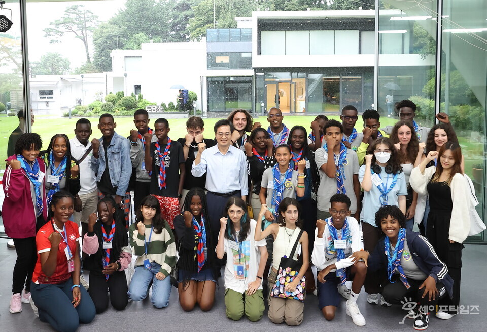 ▲ 김동연 경기지사가 새만금 세계스카우트잼버리에서 퇴영한 참가자 30명을 도담소로 초청해 기념촬영을 하고 있다. ⓒ 경기도