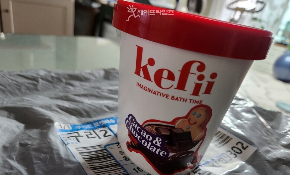 ▲ 식약처가 회수·폐기 행정처분을 내린 제로파운더스(대표 정한나)의 유아버블클렌저 케피버블 배쓰파우더 초코탕이 여전히 유통되고 있다. 세이프타임즈가 12일 쿠팡을 통해 직접 구매해 13일 배달된 제품을 촬영했다. ⓒ 세이프타임즈