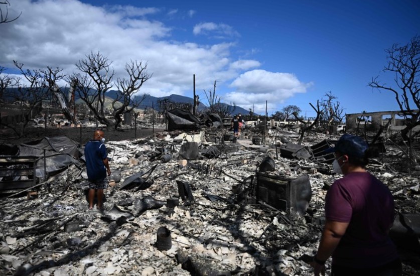 ▲ 미국 하와이주 마우이섬 라하이나 주민들이 산불로 잿더미가 된 집을 살피고 있다. ⓒ AFP 연합뉴스