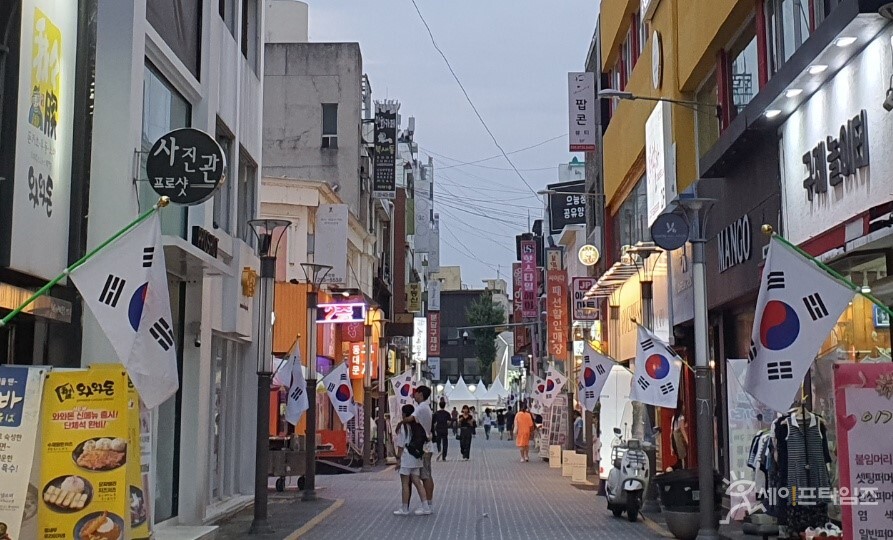  ▲ 광복절을 기념하는 태극기가 중구 은행동 상가에 펄럭이고 있다. ⓒ오선이 기자