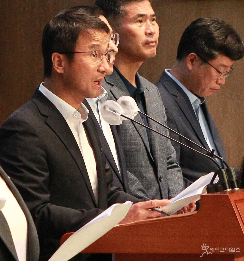 ▲ 한병도 더불어민주당 의원이 16일 국회 소통관에서 세계스카우트잼버리대회 파행의 원인은 윤 정부의 문제라고 비판하는 기자회견을 하고 있다. ⓒ 김주헌 기자