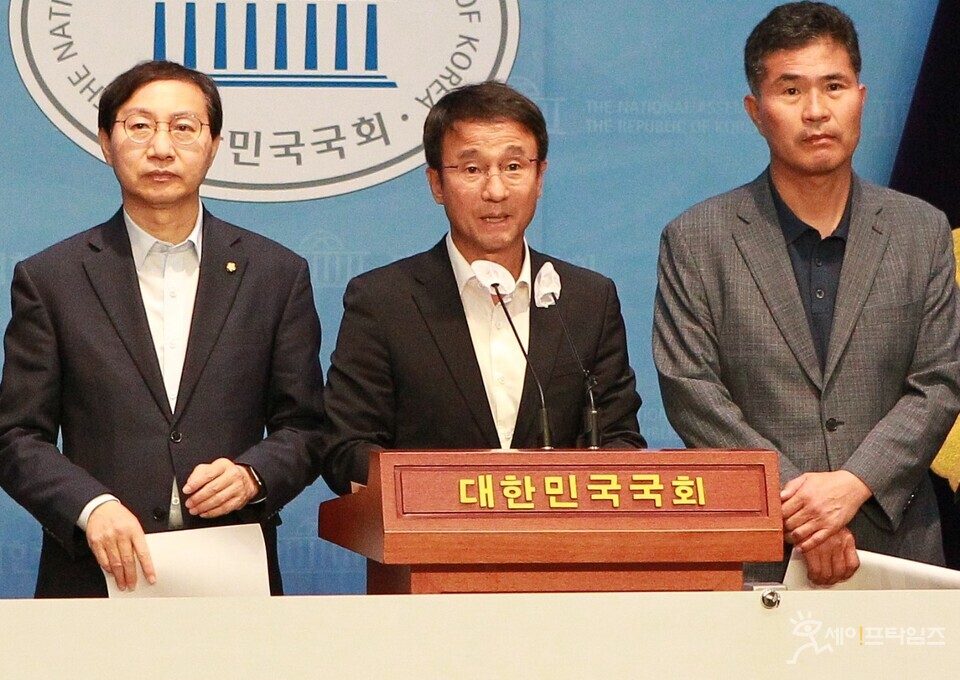 ▲ 한병도 더불어민주당 의원(가운데)이 16일 국회 소통관에서 열린 세계스카우트잼버리대회 관련 기자회견에서 대회 파행은 윤 정부 문제라고 규탄하고 있다. ⓒ 김주헌 기자