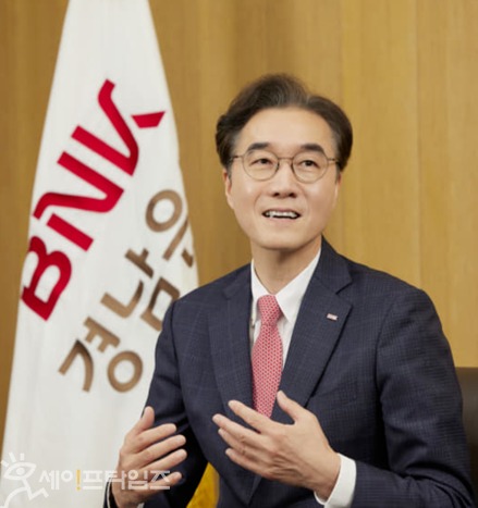 ▲ BNK경남은행(예경탁 행장)이 횡령 사고에 이어 불법 차명거래 등으로 금융당국의 제재를 받은 것으로 드러나며 부실한 내부통제시스템이 또 다시 도마 위에 올랐다. ⓒ 경남은행