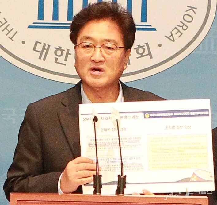 ▲ 우원식 총괄대책위원장이 24일 국회 소통관에서 열린 후쿠시마 원전 오염수 해양투기 저지 관련 기자회견에서 자료를 설명하고 있다. 김주헌 기자