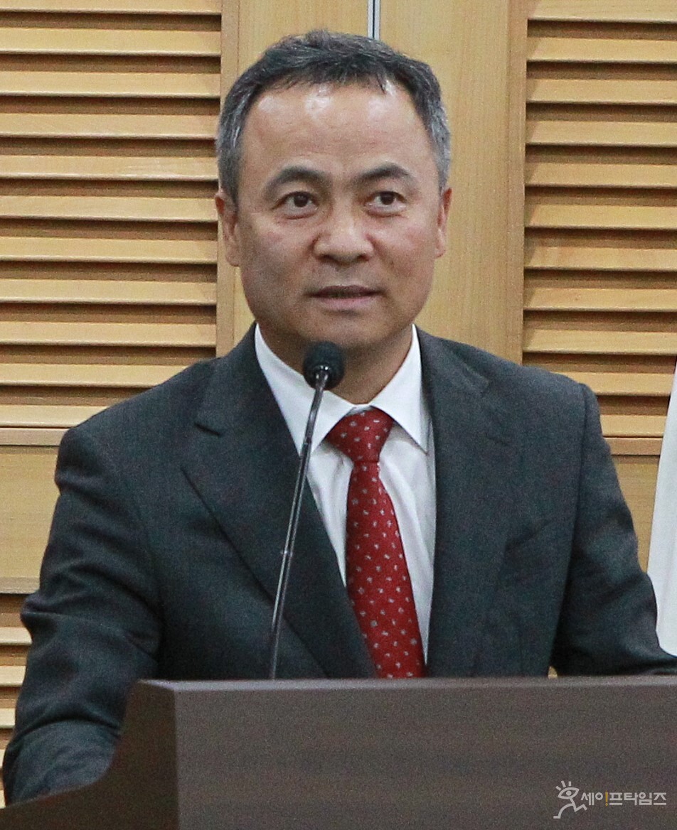 ▲ 권헌영 한국IT서비스학회장이 28일 국회 의원회관에서 열린 어린이제품 안전인증제도 개선방안 관련 토론회에서 발언하고 있다. ⓒ 김주헌 기자