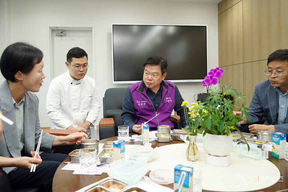 ▲ 이필형 서울 동대문구청장(오른쪽 두번째)이 동행 도시락을 시식하고 있다. ⓒ 동대문구