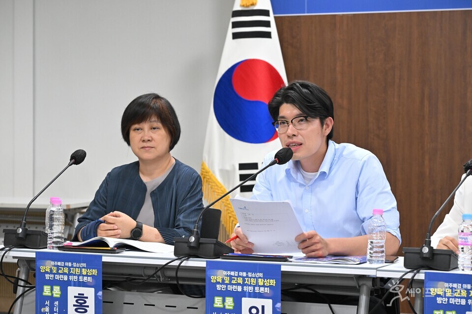 ▲ 임규호 서울시의원(오른쪽)이 이주배경 아동·청소년 지원 활성화 방안 마련 토론회에서 다문화 아동·청소년을 위한 효율적인 지원 정책 마련을 촉구하고 있다. ⓒ 서울시의회