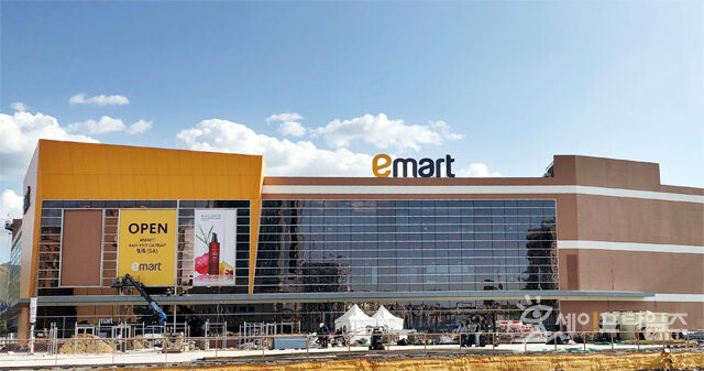 ▲ 이마트가 납품업체 직원을 사전 서면요청을 받지 않고 매장에서 일하게 한 유통업법 위반행위로 공정거래위원회 제재를 받았다. ⓒ 이마트