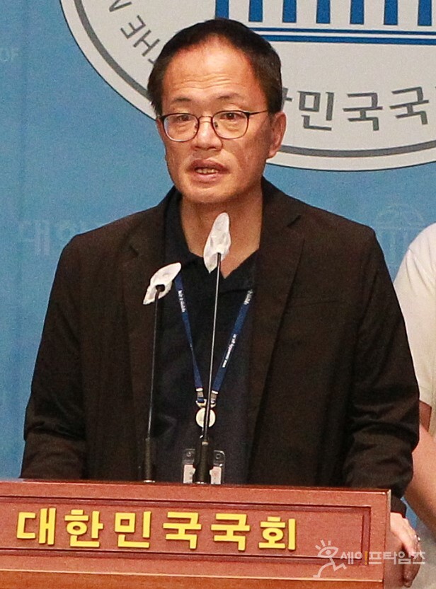 ▲ 박주민 더불어민주당 의원이 31일 국회 소통관에서 열린 가습기 살균제 피해구제를 위한 공청회를 촉구하는 기자회견에서 발언하고 있다. ⓒ 김주헌 기자