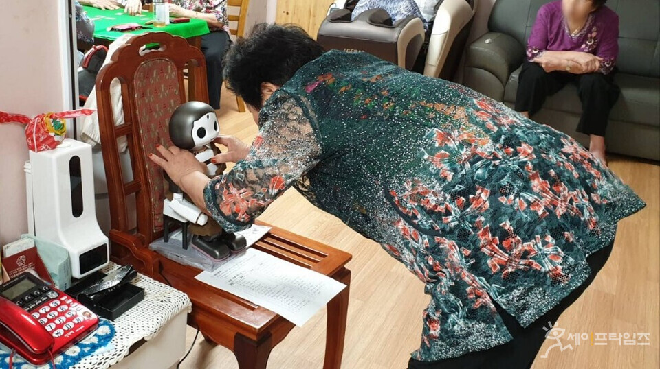 ▲ 서울 중랑구 경로당 어르신이 정서 케어 교육 콘텐츠가 추가로 탑재된 인공지능 로봇 리쿠를 활용하고 있다. ⓒ 중랑구