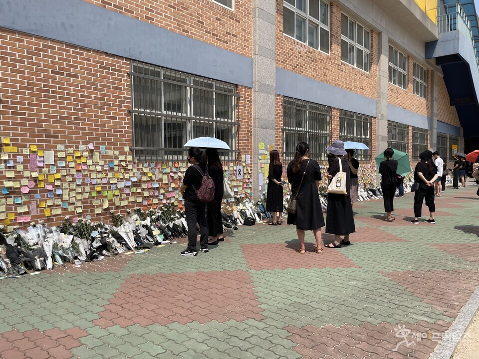 ▲ 서울 서초구 서이초에 마련된 추모 공간을 찾아 동료 교사들과 시민들이 메시지를 남기고 있다. ⓒ 신서호 기자