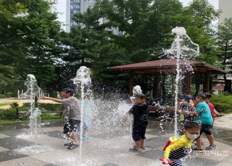 ▲ 서울 성북구의 한 분수대 앞에서 아이들이 물놀이를 하고 있다. ⓒ 세이프타임즈