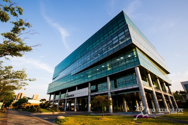 ▲ 셀트리온 2공장 외부 폐기물 창고에서 황산이 누출돼 노동자 2명이 인근 병원으로 옮겨졌다. ⓒ 셀트리온