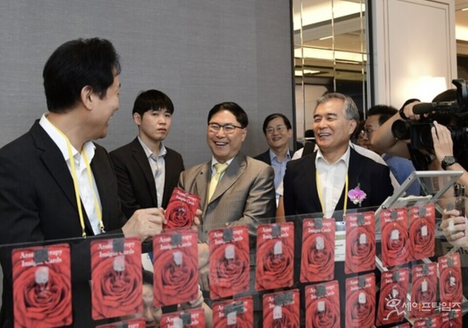 ▲ 김현기 서울시의회 의장(왼쪽 세번째)이 5일 소피텔엄버서더 서울호텔에서 열린 서울의료관광 국제트래블마트 개막식에 참가하고 있다. ⓒ 서울시의회