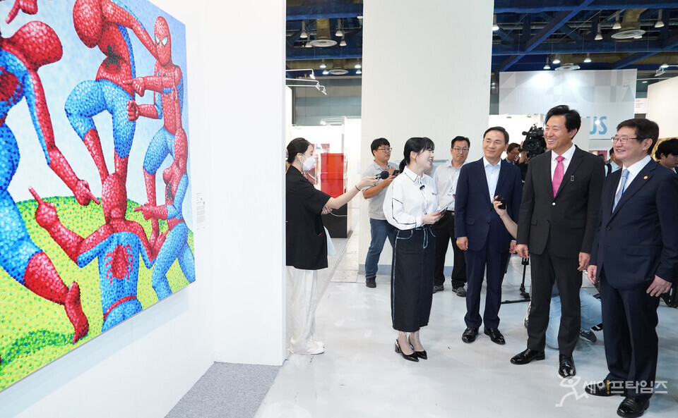 ▲ 오세훈 서울시장(오른쪽 두번째)이 내빈들과 작품을 관람하고 있다. ⓒ 서울시