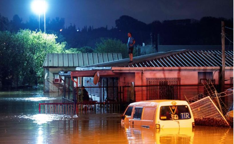 ▲ 터키의 수도 이스탄불에서 5일 일어난 홍수로 한 남성이 지붕 위에서 구조를 기다리고 있다. ⓒ AFP 통신