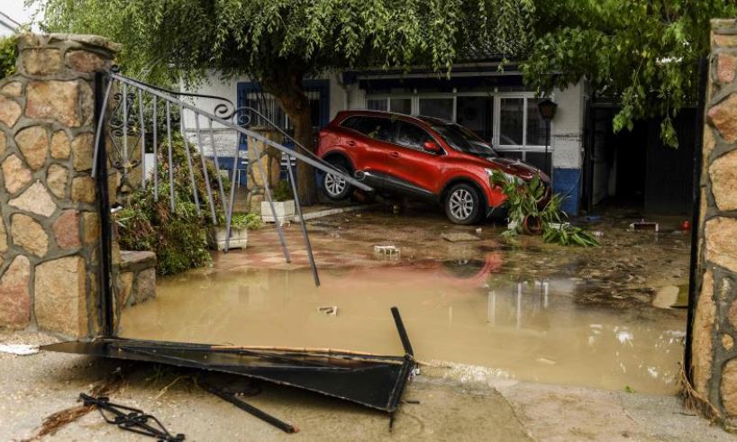 ▲ 마드리드 서쪽의 알데아 델 프레스노 지방에서 지난 4일 발생한 홍수로 자동차가 정원에 쓸려 내려왔다. ⓒ AFP 통신