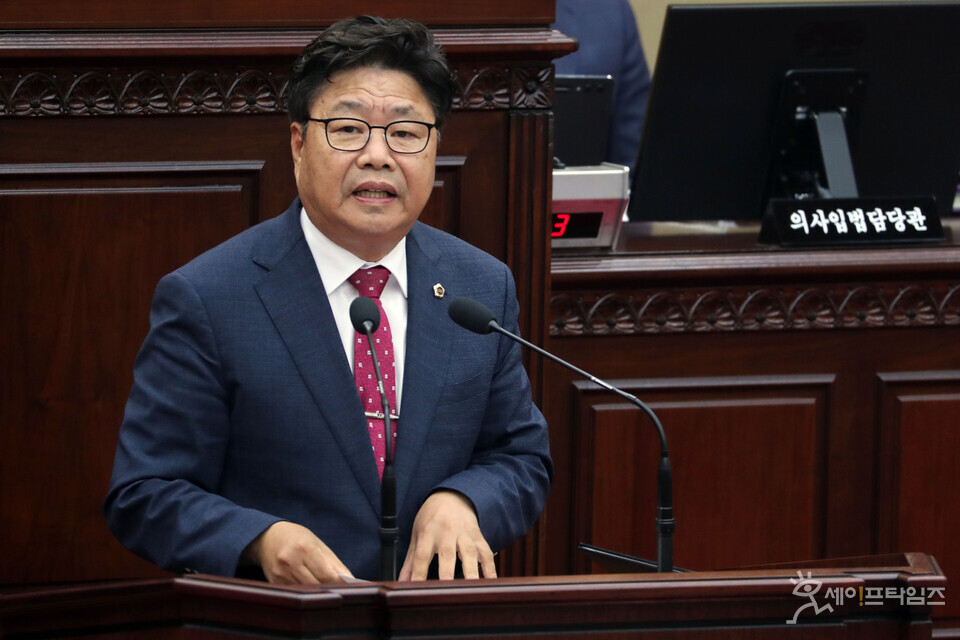 ▲ 김정일 충북도의원이 충북도 제411회 임시회 1차 본회의에서 실효성 있는 학교폭력 예방 대책 마련을 촉구하고 있다. ⓒ