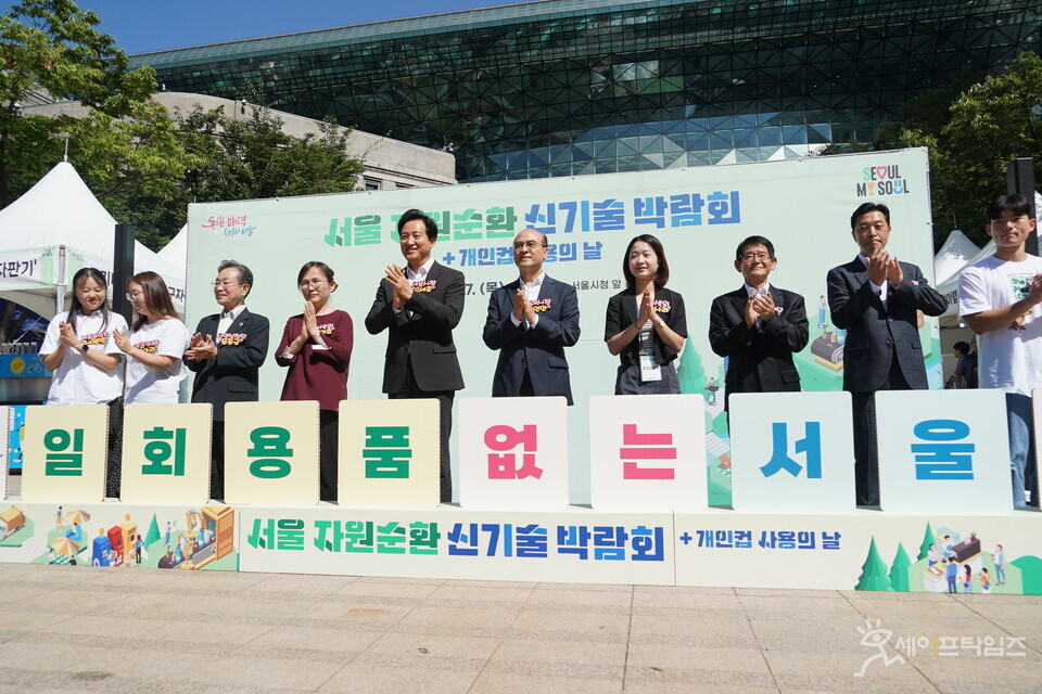 ▲ 오세훈 서울시장(가운데)이 서울 자원순환 신기술 박람회에 참여하고 있다. ⓒ 서울시