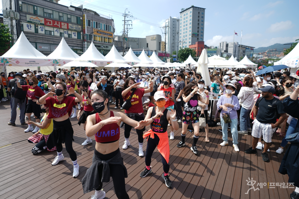 ▲ 서울 성북구의 라틴아메리카 축제에 참가한 구민들이 줌바 댄스를 추고 있다. ⓒ 성북구
