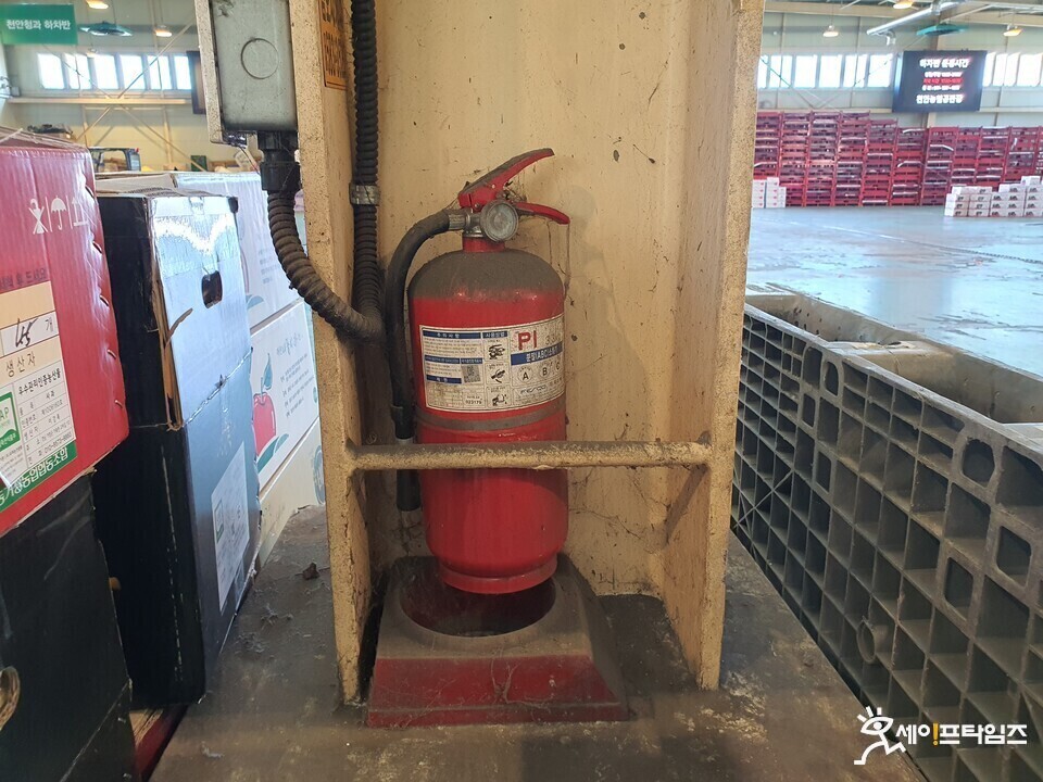 ▲ 충남 천안의 농수산도매시장에 비치돼 있는 한 소화기. 점검은커녕 언제 놓아뒀는지조차 알 수 없을 정도로 먼지가 쌓여 있다. ⓒ 세이프타임즈