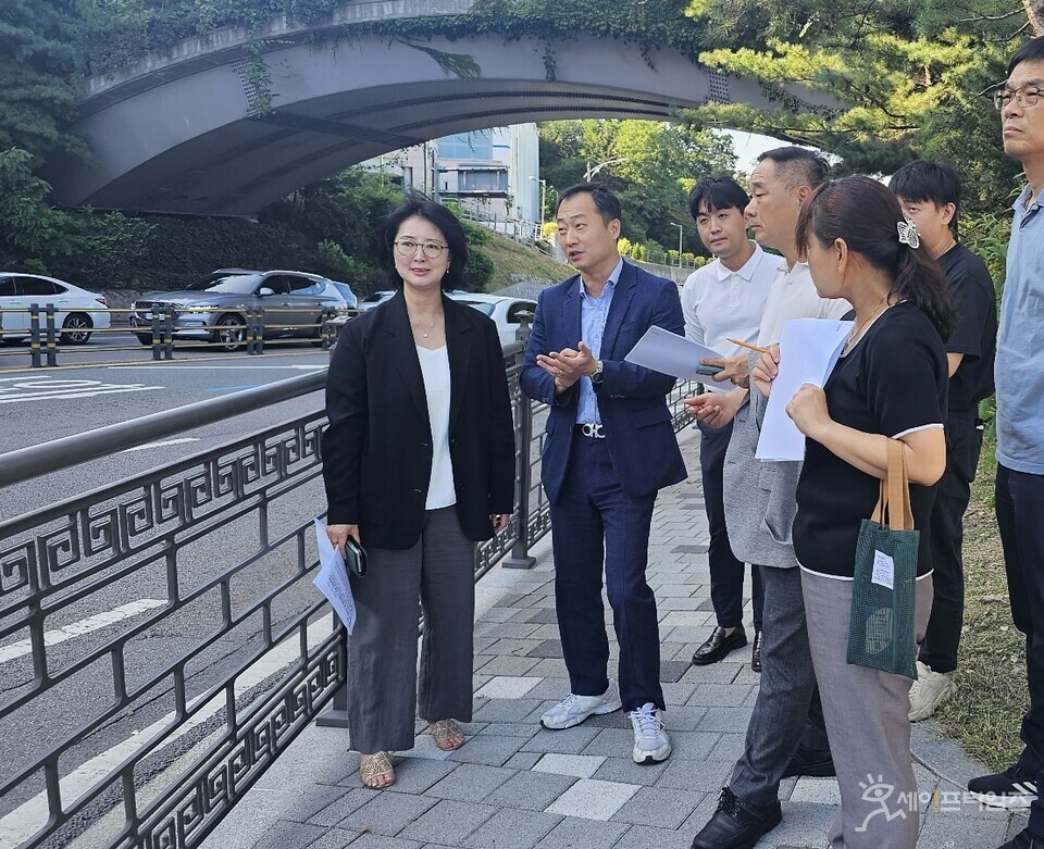 ▲ 옥재은 서울시의회 국민의힘 의원(왼쪽)이 관계 공무원들과 서울 남산골 한옥마을 버스정류소 설치 공사 현장을 답사하고 있다. ⓒ 서울시의회