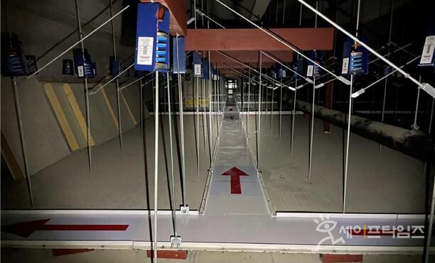 ▲ 신경주역사의 상부와 철도의 하부 사이 공간에 안전점검을 위한 로봇 전용 통로가 조성됐다. ⓒ 국가철도공단