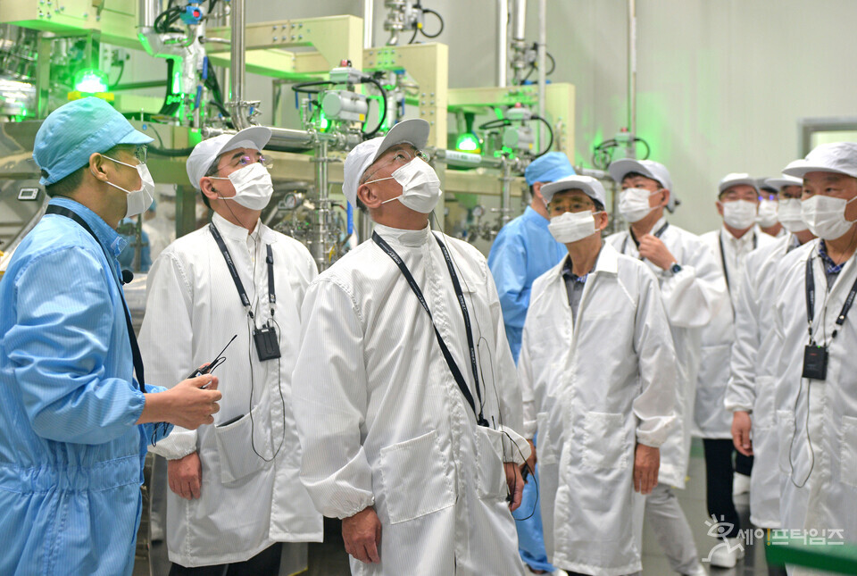 ▲ 정의선 현대자동차그룹 회장(왼쪽 세번째)이 지난 7일(현지시간) 현대차그룹과 LG에너지솔루션이 합작해 인도네시아 카라왕 신산업단지에 설립한 배터리셀 공장 HLI그린파워를 방문해 전극공정을 점검하고 있다. ⓒ 현대차그룹