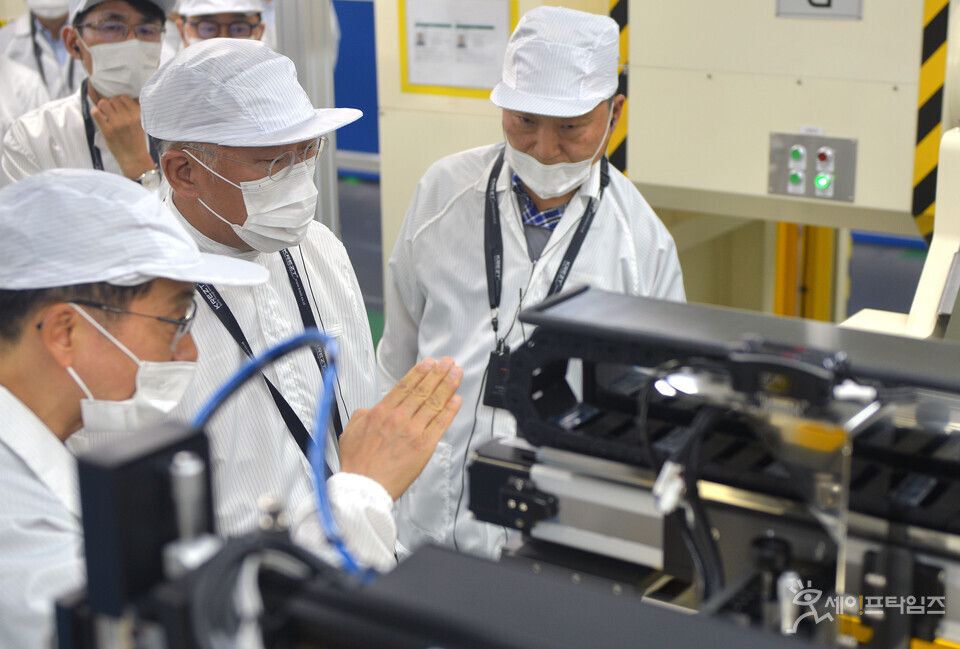 ▲ 정의선 현대자동차그룹 회장이 지난 7일(현지시간) 현대차그룹과 LG에너지솔루션이 합작해 인도네시아 카라왕 신산업단지에 설립한 배터리셀 공장 'HLI그린파워(Hyundai LG Indonesia Green Power)'를 방문해 전극공정을 점검하고 있다. ⓒ 현대차그룹