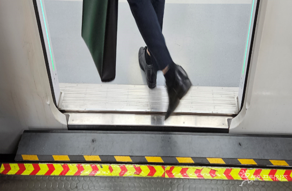 ▲ 서울시 지하철 승강장의 연단간격이 넓어 발빠짐 사고를 방지하기 위해 자동안전발판이 설치돼 있다. ⓒ 서울시