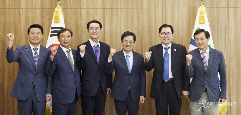 ▲ 경기도와 전남지역 4개 군이 특산물 소비 활성화를 위해 협력한다. 왼쪽부터 우홍섭 진도부군수, 이종윤 한국전복산업연합회장, 박우량 신안군수, 김동연 경기도지사, 신우철 완도군수, 감차진 해남부군수. ⓒ 경기도