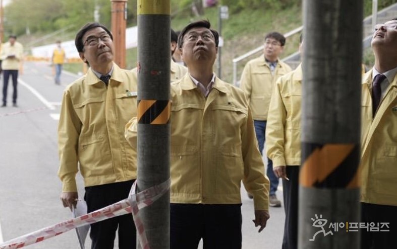 ▲ 신상진 성남시장이 지난 4월 붕괴된 정자교 현장을 찾아 점검하고 있다. ⓒ 성남시