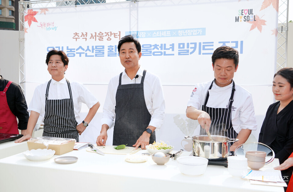 ▲ 오세훈 서울시장(가운데)이 서울장터 서울청년 밀키트 조리에 참여하고 있다. ⓒ 서울시