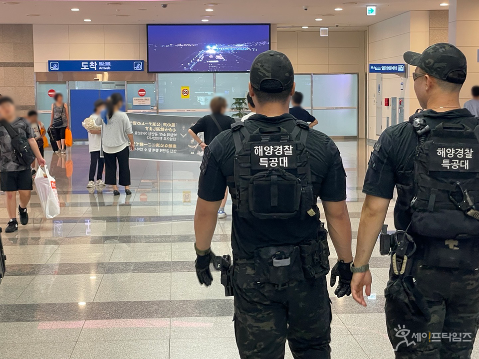 ▲ 해양경찰 특공대원들이 범죄로부터 안전한 해양시설을 만들기 위해 부산 국제여객 터미널을 순찰하고 있다. ⓒ 해경