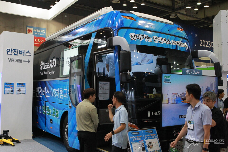 ▲ 경기 고양시 킨텍스 제2전시장에서 열린 대한민국 안전산업 박람회에 많은 사람들이 참여하고 있다. ⓒ 김주헌 기자