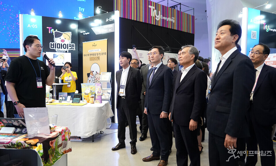 ▲ 오세훈 서울시장(오른쪽)이 전시 부스를 찾아 체험을 하고 있다. ⓒ 서울시