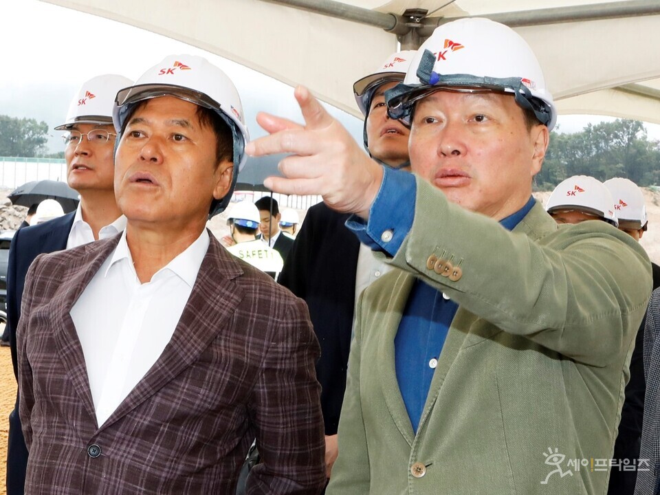 ▲ 최태원 SK 회장(오른쪽)과 박정호 SK하이닉스 대표이사 부회장이 15일 용인 반도체 클러스터 공사 현장을 둘러보고 있다. ⓒ SK하이닉스